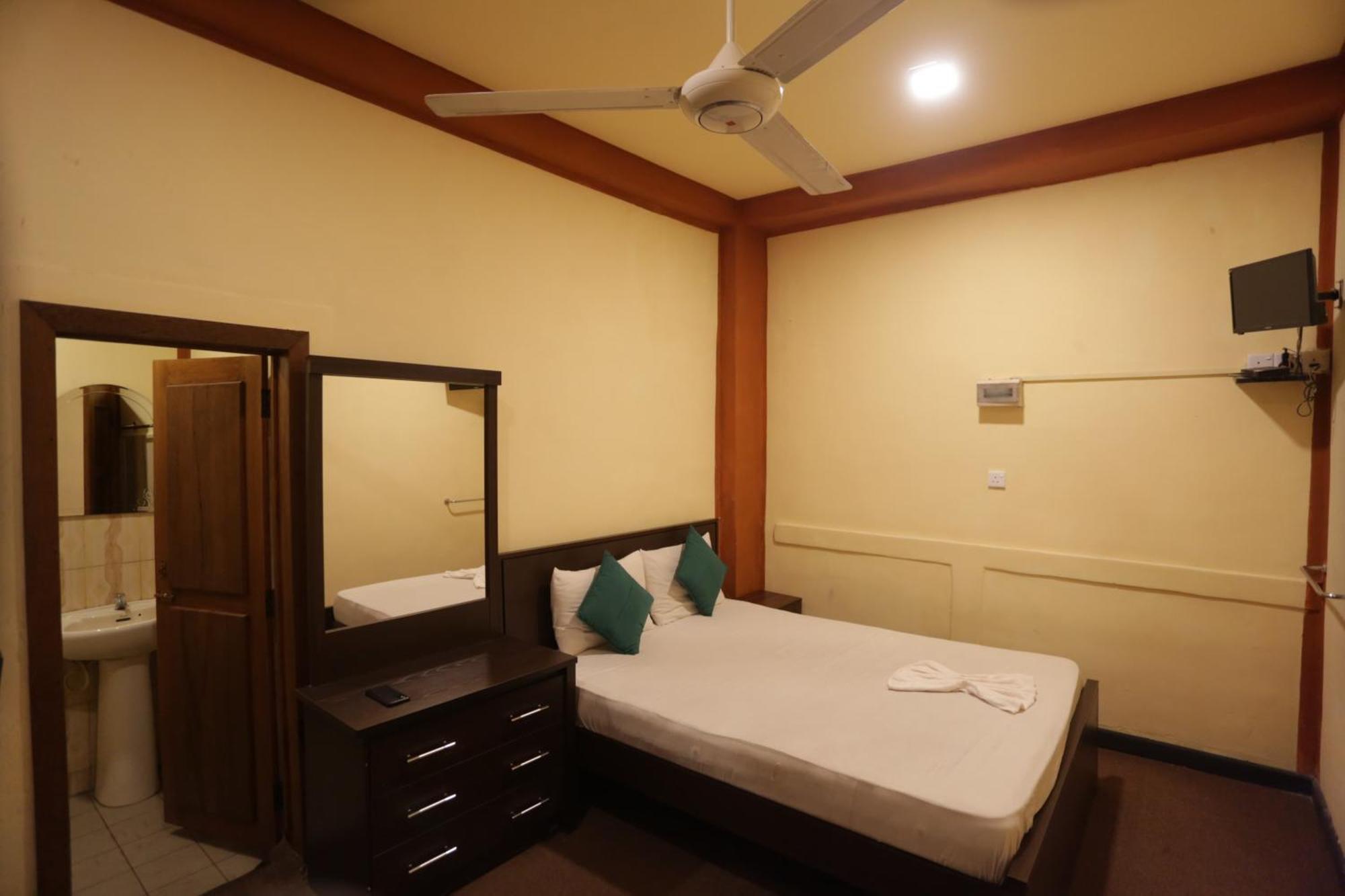 Cinnamon Airport Residencies Katunayaka Esterno foto